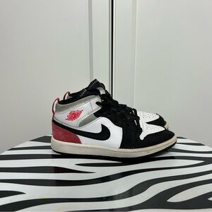 Jordan 1 red black toe